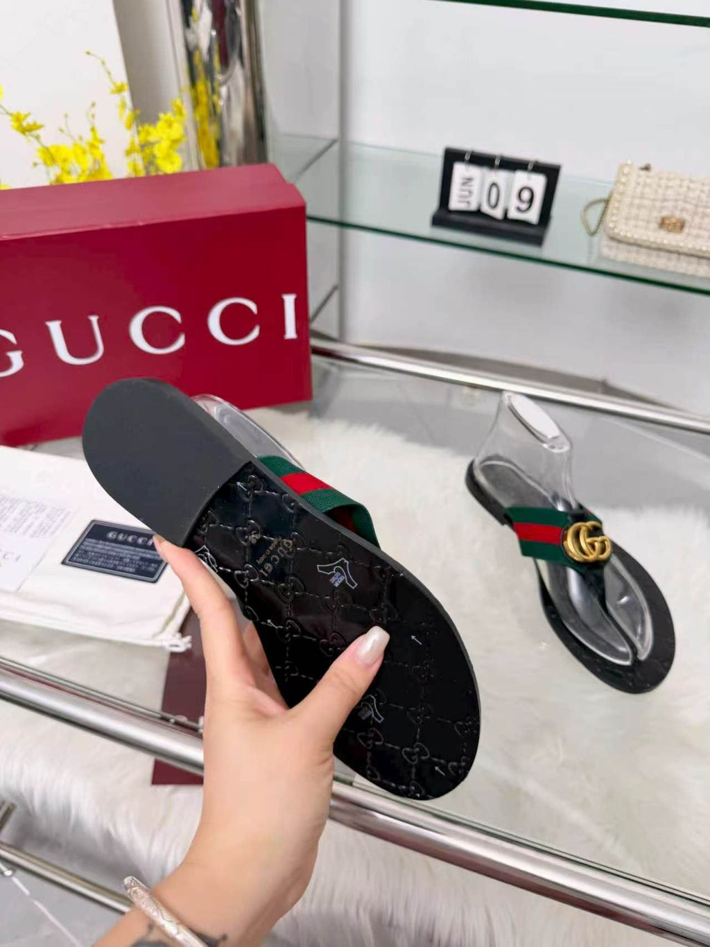 Gucci Green-Red Strap Thong Sandals — detail